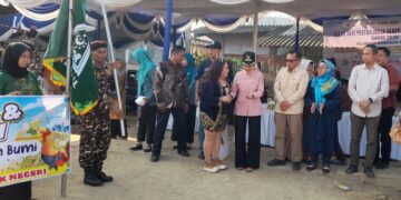 Sedekah Laut Bandengan Kembali Digelar, DKP Kendal Harap Kesejahteraan Nelayan Terus Meningkat 10 Kepala DKP Kendal, Hudi Sambodo, mendampingi Bupati Kendal, Dyah Kartika Permanasari, melepas Karnaval Budaya Sedekah Laut di TPI Bandengan, Minggun, 12 Juli 2026. (Anik Kustiani/Lingkarjateng.id)