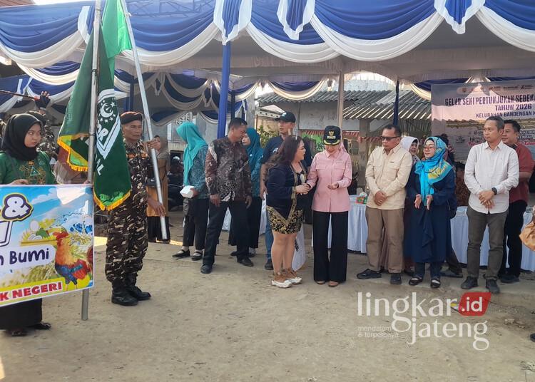Sedekah Laut Bandengan Kembali Digelar, DKP Kendal Harap Kesejahteraan Nelayan Terus Meningkat 25 Kepala DKP Kendal, Hudi Sambodo, mendampingi Bupati Kendal, Dyah Kartika Permanasari, melepas Karnaval Budaya Sedekah Laut di TPI Bandengan, Minggun, 12 Juli 2026. (Anik Kustiani/Lingkarjateng.id)