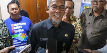 Sekda Jawa Tengah, Sumarno, memberi keterangan kepada awak media di Kantor DPRD Jateng, Kecamatan Semarang Selatan, Kota Semarang, Kamis, 30 Juli 2026. (Humas Pemprov Jateng/Lingkarjateng.id)