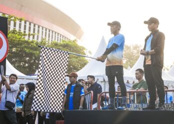 Lepas Runwalk UMKM di Surakarta, Sekda Jateng Ajak Masyarakat Sengkuyung Bangkitkan Koperasi 28 Sekda Jateng, Sumarno, melepas Runwalk UMKM dalam puncak peringatan Hari Koperasi ke-79 tingkat Jawa Tengah di kawasan Stadion Manahan, Surakarta, Minggu, 12 Juli 2026. (Lingkarjateng Group Network/Lingkarjateng.id)