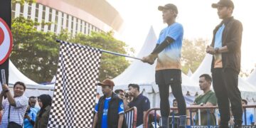 Sekda Jateng, Sumarno, melepas Runwalk UMKM dalam puncak peringatan Hari Koperasi ke-79 tingkat Jawa Tengah di kawasan Stadion Manahan, Surakarta, Minggu, 12 Juli 2026. (Lingkarjateng Group Network/Lingkarjateng.id)