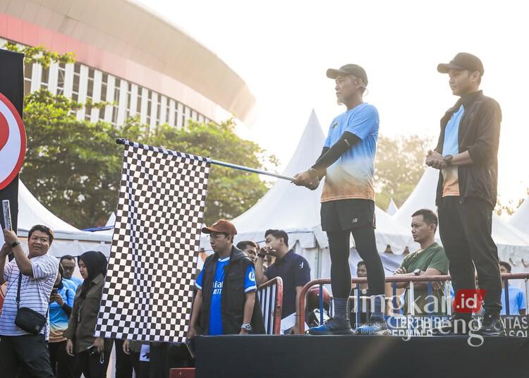Sekda Jateng, Sumarno, melepas Runwalk UMKM dalam puncak peringatan Hari Koperasi ke-79 tingkat Jawa Tengah di kawasan Stadion Manahan, Surakarta, Minggu, 12 Juli 2026. (Lingkarjateng Group Network/Lingkarjateng.id)