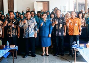 Wali Kota Salatiga Robby Hernawan (kedua kiri) dalam acara peluncuran sekolah lansia Si Daya di rumah dinas wali kota, Kamis, 16 Juli 2026. (Dok Promkompim Setda Salatiga/Lingkarjateng.id)