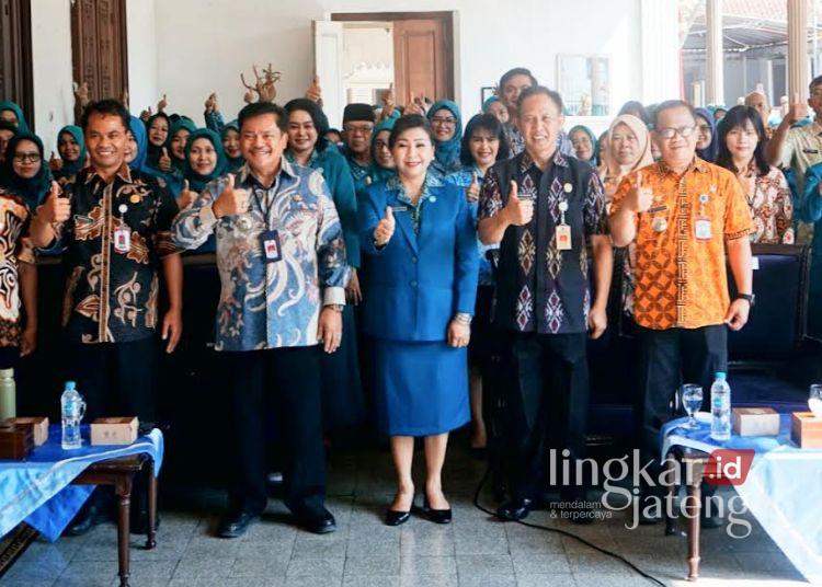 Sekolah Lansia Si Daya di Salatiga Siapkan Lansia Tetap Sehat, Mandiri, dan Produktif 25 Wali Kota Salatiga Robby Hernawan (kedua kiri) dalam acara peluncuran sekolah lansia Si Daya di rumah dinas wali kota, Kamis, 16 Juli 2026. (Dok Promkompim Setda Salatiga/Lingkarjateng.id)