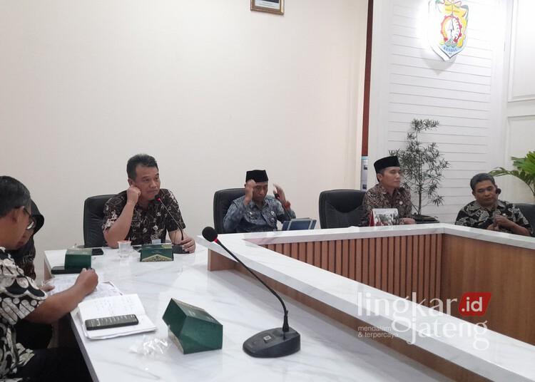 Konferensi pers peluncuran logo dan rangkaian agenda peringatan Hari Jadi ke-421 Kabupaten Kendal di Ruang Ngesti Widhi Setda Kendal, Kamis, 16 Juli 2026. (Anik Kustiani/Lingkarjateng.id)