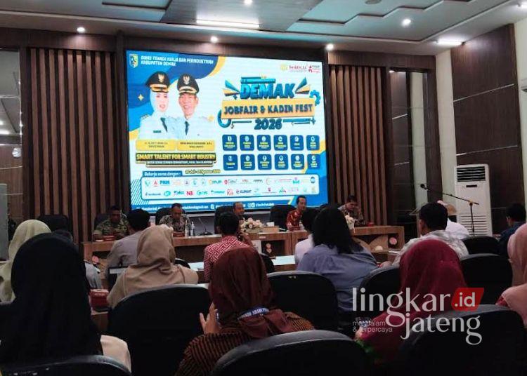 Suasana Rapat Koordinasi Persiapan Job Fair di Gedung Grhadika Bina Praja Kabupaten Demak pada Jumat, 24 Juli 2026. (Burhanuddin Aslam/Lingkarjateng.id)
