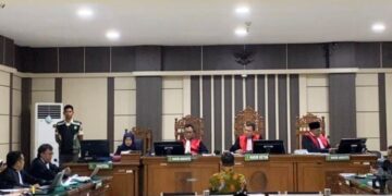 Suasana sidang lanjutan kasus proyek pembangunan rel kereta pada Direktorat Jenderal Perkeretaapian (DJKA) Kementerian Perhubungan dengan terdakwa Bupati Pati Nonaktif Sudewo di Pengadilan Tipikor Semarang pada Senin, 27 Juli 2026. (Rizky Syahrul/Lingkarjateng.id)