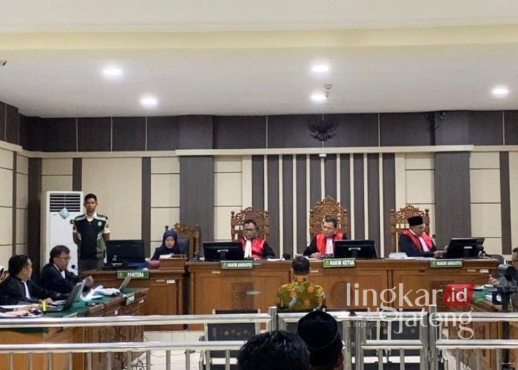 Suasana sidang lanjutan kasus proyek pembangunan rel kereta pada Direktorat Jenderal Perkeretaapian (DJKA) Kementerian Perhubungan dengan terdakwa Bupati Pati Nonaktif Sudewo di Pengadilan Tipikor Semarang pada Senin, 27 Juli 2026. (Rizky Syahrul/Lingkarjateng.id)