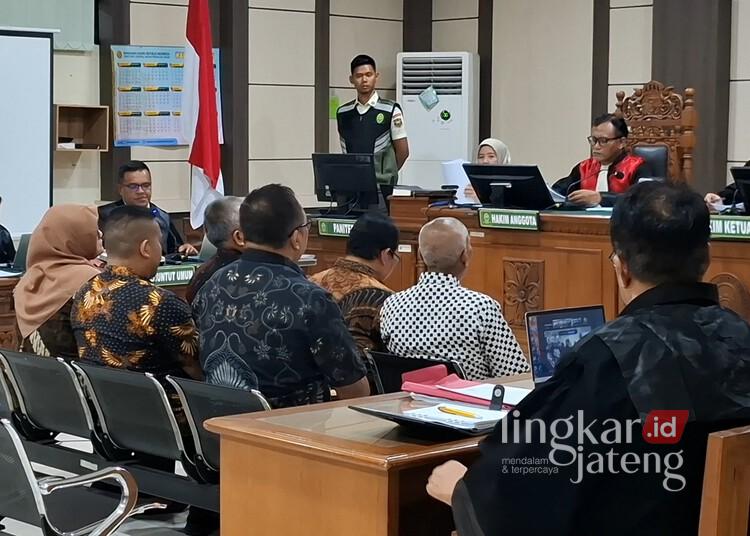 Sejumlah saksi dihadirkan dalam sidang kasus tindak pidana korupsi yang menjerat Bupati Pati nonaktif, Sudewo, di Pengadilan Tipikor Semarang, Rabu, 8 Juli 2026. (Rizky Syahrul Al-Fath/Lingkarjateng.id)