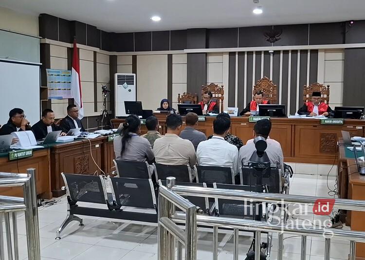 Sidang Kasus Korupsi DJKA, Saksi Akui Antar Tas Titipan ke Rumah Sudewo 25 Sidang lanjutan dugaan korupsi proyek DJKA yang menjerat Bupati Pati nonaktif Sudewo di Pengadilan Tipikor Semarang, Senin, 13 Juli 2026. (Rizky Syahrul Al-Fath/Lingkarjateng.id)