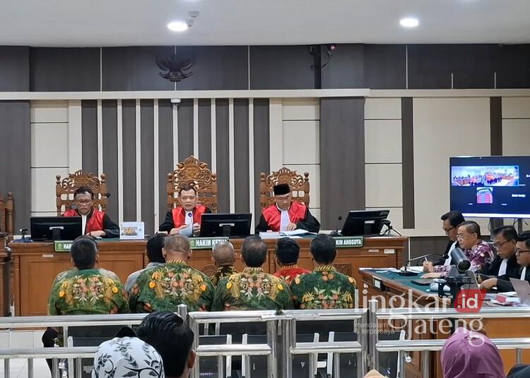 Jadi Saksi Sidang Sudewo, 8 Camat di Pati Blak-blakan soal Isu Mahar Perangkat Desa 25 Delapan camat di Kabupaten Pati saat menjadi saksi dalam persidangan kasus Bupati Pati nonaktif Sudewo di Pengadilan Tipikor Semarang, Rabu, 15 Juli 2026. (Rizky Syahrul Al-Fath/Lingkarjateng.id)