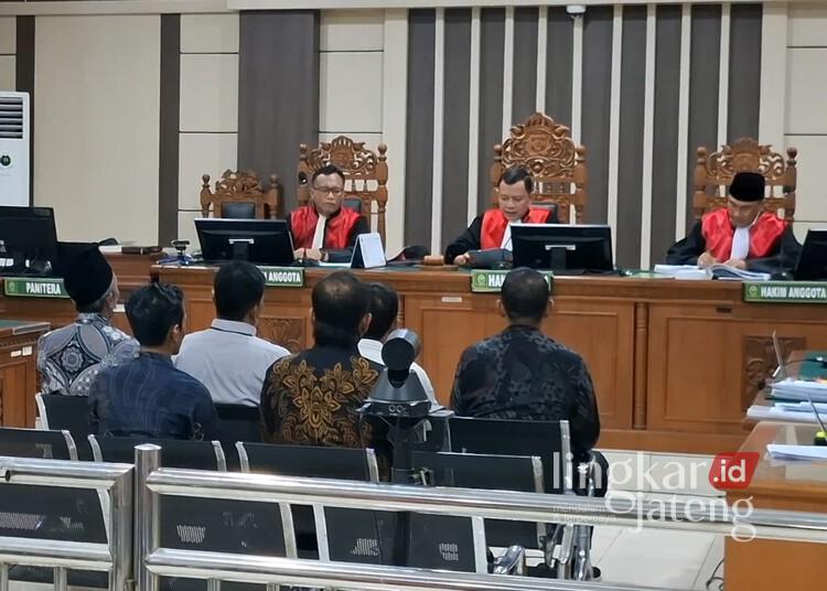 Sidang Kasus Sudewo, 6 Kades di Pati Buka-bukaan soal Dugaan Setoran Mahar Perangkat Desa 25 Enam kepala desa di Kabupaten Pati menjadi saksi dalam sidang dugaan pemerasan dalam pengisian perangkat desa yang menjerat Bupati Pati nonaktif Sudewo di Pengadilan Tipikor Semarang, Rabu, 22 Juli 2026. (Rizky Syahrul Al-Fath/Lingkarjateng.id)