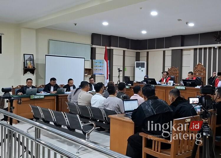 Proses sidang lanjutan perkara dugaan korupsi yang menjerat Bupati Pati nonaktif Sudewo di Pengadilan Tipikor Semarang, Senin, 13 Juli 2026. (Rizky Syahrul Al-Fath/Lingkarjateng.id)