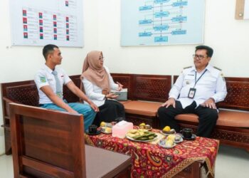 Kepala Badan Kesbangpol Kota Salatiga Sri Sarwanti mendampingi Hilmi Tisna Yuwanda bertemu Wali Kota Robby Hernawan di Kantor Kecamatan Sidomukti, Rabu, 8 Juli 2026. (Prokompim Setda Salatiga/Lingkarjateng.id)