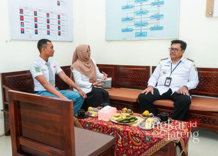 Kepala Badan Kesbangpol Kota Salatiga Sri Sarwanti mendampingi Hilmi Tisna Yuwanda bertemu Wali Kota Robby Hernawan di Kantor Kecamatan Sidomukti, Rabu, 8 Juli 2026. (Prokompim Setda Salatiga/Lingkarjateng.id)