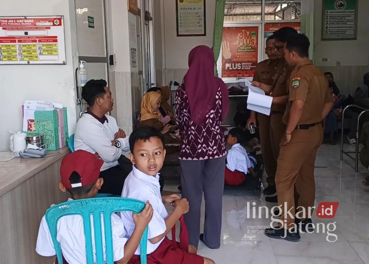 Dinkes Blora Tanggapi Dugaan Keracunan MBG di SDN Sendangrejo, 19 Siswa Dirawat 25 Sejumlah siswa SDN 1 Sendangrejo, Kecamatan Ngawen, Kabupaten Blora, dilarikan ke Puskesmas Ngawen setelah diduga mengalami keracunan menu MBG, Senin, 20 Juli 2026. (Eko Wicaksono/Lingkarjateng.id)