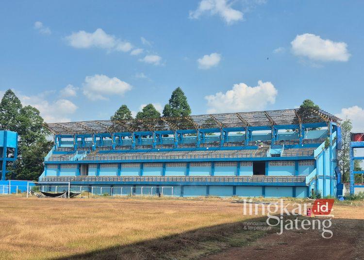 Stadion Wergu Wetan Kudus Mulai Dibongkar, Renovasi Tunggu Lelang Proyek 25 Proses pembongkaran bangunan Stadion Wergu Wetan di Kabupaten Kudus pada Selasa, 7 Juli 2026. (Nisa Hafizhotus S./Lingkarjateng.id)