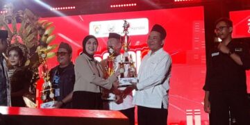 Bupati Kendal, Dyah Kartika Permanasari, menyerahkan penghargaan kepada Disdagkop dan UKM sebagai Stand OPD Favorit pada Kendal Open Fair (KOF) 2026 pada Senin, 27 Juli 2026. (Anik Kustiani/Lingkarjateng.id)