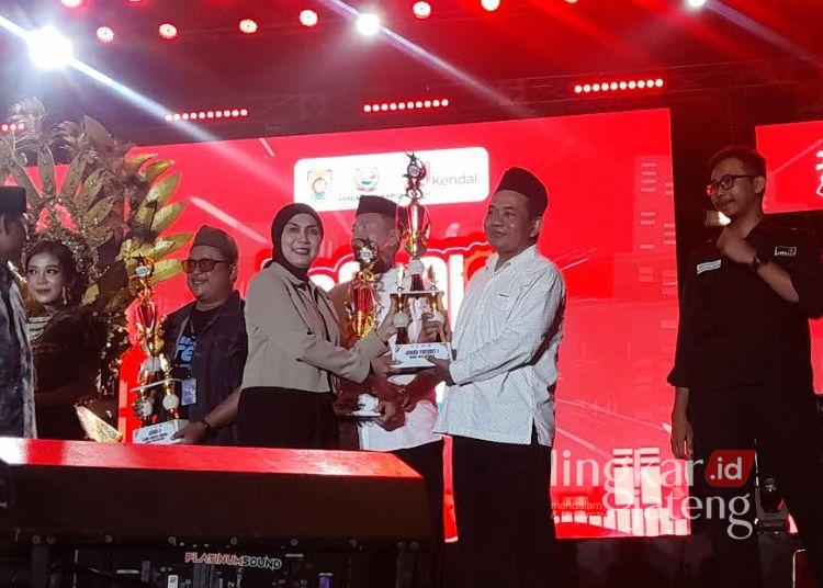 Bupati Kendal, Dyah Kartika Permanasari, menyerahkan penghargaan kepada Disdagkop dan UKM sebagai Stand OPD Favorit pada Kendal Open Fair (KOF) 2026 pada Senin, 27 Juli 2026. (Anik Kustiani/Lingkarjateng.id)