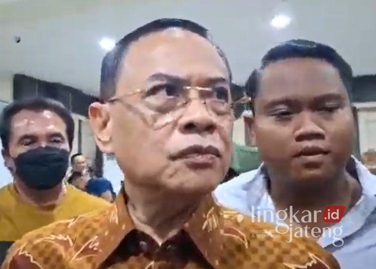 Sudewo Bantah Dakwaan Terima Aliran Dana Rp450 Juta Proyek Jalur Kereta Api DJKA 25 Bupati Nonaktif Pati Sudewo memberikan keterangan kepada awak media usai sidang kasus dugaan penerimaan dana proyek jalur kereta api Solo–Semarang di Pengadilan Tindak Pidana Korupsi, Semarang pada Senin, 20 Juli 2026. (Rizky Syahrul/Lingkarjateng.id)