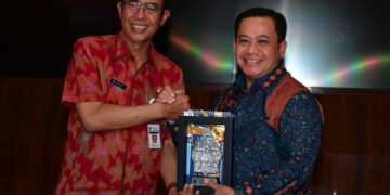 Plt Bupati Pekalongan Minta OPD Bergerak Kejar Target Penerimaan Pajak Kendaraan 11 Plt Bupati Pekalongan, Sukirman, menerima cendera mata dari Kepala Bapenda Jateng, Muhamad Masrofi, dalam acara di Aula Lantai 1 Setda Kabupaten Pekalongan, Selasa, 21 Juli 2026. (Fahri Akbar/Lingkarjateng.id)