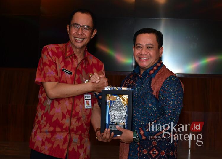 Plt Bupati Pekalongan, Sukirman, menerima cendera mata dari Kepala Bapenda Jateng, Muhamad Masrofi, dalam acara di Aula Lantai 1 Setda Kabupaten Pekalongan, Selasa, 21 Juli 2026. (Fahri Akbar/Lingkarjateng.id)