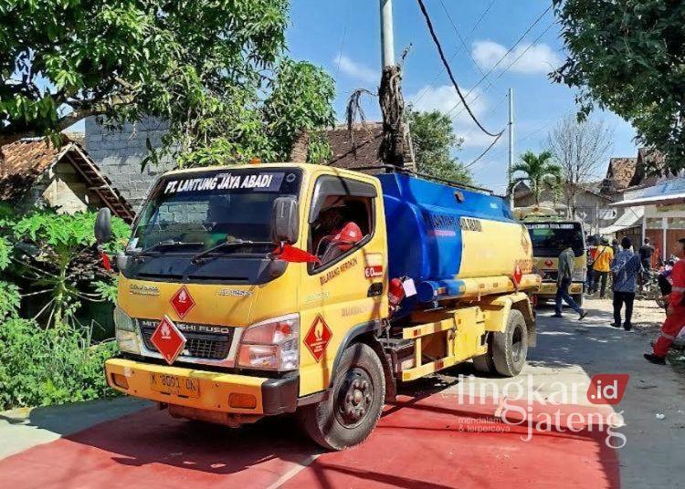 Pengiriman minyak mentah hasil produksi sumur minyak rakyat di Desa Plantungan, Kecamatan Blora Kota, Kabupaten Blora, pada Mei 2026 lalu. (Eko Wicaksono/Lingkarjateng.id)
