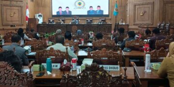 Suasana rapat paripurna agenda Persetujuan Bersama Rancangan Peraturan Daerah (Raperda) tentang Pertanggungjawaban Pelaksanaan APBD Kabupaten Pati Tahun Anggaran 2025 di ruang rapat paripurna DPRD Pati pada Selasa, 14 Juli 2026. (dok for Lingkarjateng.id)