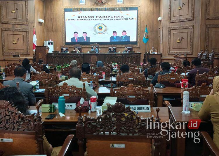Suyono Minta Pemkab Pati Tindak Lanjut Saran Perbaikan Tata Kelola APBD 25 Suasana rapat paripurna agenda Persetujuan Bersama Rancangan Peraturan Daerah (Raperda) tentang Pertanggungjawaban Pelaksanaan APBD Kabupaten Pati Tahun Anggaran 2025 di ruang rapat paripurna DPRD Pati pada Selasa, 14 Juli 2026. (dok for Lingkarjateng.id)