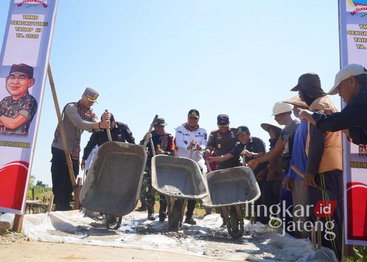 Dibuka Bupati Jepara, TMMD di Kedungleper Bangun Jalan Usaha Tani dan RTLH 25 Bupati Jepara, Witiarso Utomo, memulai pembangunan jalan usaha tani secara simbolis di Desa Kedungleper, Kecamatan Bangsri, Kabupaten Jepara, Rabu, 15 Juli 2026. (Humas Pemkab Jepara/Lingkarjateng.id)