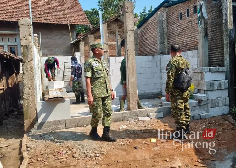 Bangun Jalan Desa dan RTLH, TMMD di Kedungleper Jepara Diawasi Dandim 25 Dandim 0719/Jepara Letkol Arm Ranna Hidfitriyadi meninjau langsung pelaksanaan TMMD Sengkuyung Tahap III Tahun Anggaran 2026 di Desa Kedungleper, Kecamatan Bangsri, Kabupaten Jepara, baru-baru ini. (Tomi Budianto/Lingkarjateng.id)