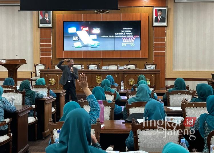 Kader PKK Jepara Dilatih Promosikan Produk UMKM dan UP2K Lewat Digital Marketing 25 Pelatihan digital marketing bagi kader TP PKK Jepara di Gedung Shima, Selasa, 21 Juli 2026. (Tomi Budianto/Lingkarjateng.id)