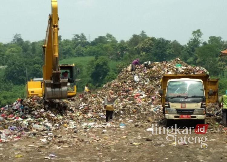 TPA Tanjungrejo Overload, Pemkab Kudus Rencanakan Perluasan Lahan 25 Aktivitas bongkar sampah dari truk di TPA Tanjungrejo Kudus sebelum dilakukan penataan. (Antara/Lingkarjateng.id)