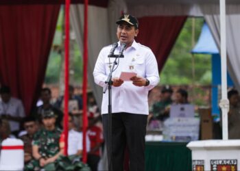 Wakil Gubernur Jawa Tengah, Taj Yasin Maimoen, saat memimpin upacara pembukaan TMMD Reguler ke-129 dan TMMD Sengkuyung Tahap III Tahun Anggaran 2026 secara serentak di Lapangan Desa Bingkeng, Kecamatan Dayeuhluhur, Kabupaten Cilacap, Rabu, 15 Juli 2026. (Humas Pemprov Jateng/Lingkarjateng.id)