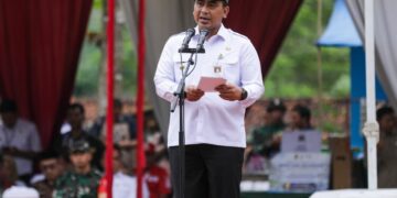 Wakil Gubernur Jawa Tengah, Taj Yasin Maimoen, saat memimpin upacara pembukaan TMMD Reguler ke-129 dan TMMD Sengkuyung Tahap III Tahun Anggaran 2026 secara serentak di Lapangan Desa Bingkeng, Kecamatan Dayeuhluhur, Kabupaten Cilacap, Rabu, 15 Juli 2026. (Humas Pemprov Jateng/Lingkarjateng.id)