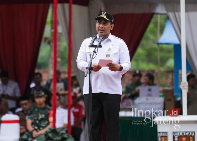 Wakil Gubernur Jawa Tengah, Taj Yasin Maimoen, saat memimpin upacara pembukaan TMMD Reguler ke-129 dan TMMD Sengkuyung Tahap III Tahun Anggaran 2026 secara serentak di Lapangan Desa Bingkeng, Kecamatan Dayeuhluhur, Kabupaten Cilacap, Rabu, 15 Juli 2026. (Humas Pemprov Jateng/Lingkarjateng.id)