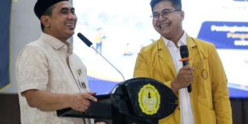 Taj Yasin Titip Pesan Mahasiswa KKN Unsoed Perkuat Program Kecamatan Berdaya 16 Wakil Gubernur Jawa Tengah, Taj Yasin Maimoen (kiri), memberikan arahan saat pelepasan mahasiswa Unsoed untuk program KKN di Auditorium Graha Widyatama Profesor Rubijanto Misman kampus Unsoed pada Selasa, 7 Juli 2026. (dok for Lingkarjateng.id)
