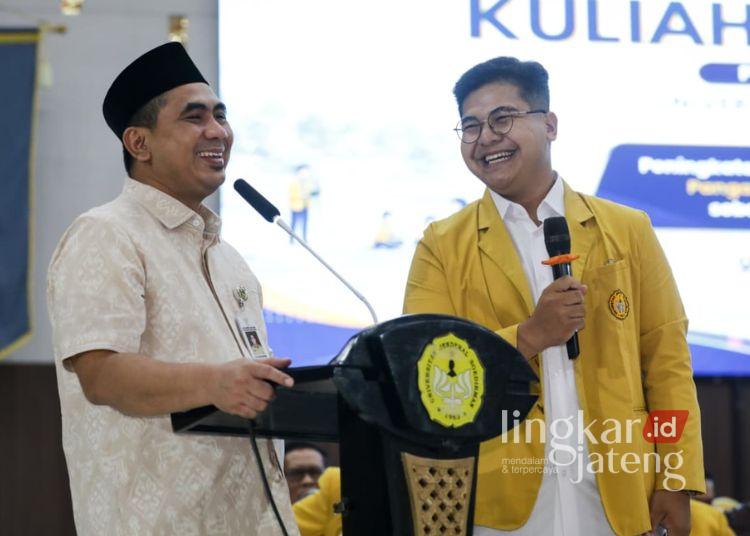 Wakil Gubernur Jawa Tengah, Taj Yasin Maimoen (kiri), memberikan arahan saat pelepasan mahasiswa Unsoed untuk program KKN di Auditorium Graha Widyatama Profesor Rubijanto Misman kampus Unsoed pada Selasa, 7 Juli 2026. (dok for Lingkarjateng.id)