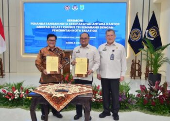 TEKEN KERJA SAMA: Wali Kota Salatiga Robby Hernawan (kiri) usai menandatangani nota kesepakatan terkait pelayanan keimigrasian di Kantor Imigrasi Kelas I Khusus TPI Semarang, Kamis, 9 Juli 2026. (Dok.Prokompim Setda Salatiga/Lingkarjateng.id)