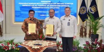 TEKEN KERJA SAMA: Wali Kota Salatiga Robby Hernawan (kiri) usai menandatangani nota kesepakatan terkait pelayanan keimigrasian di Kantor Imigrasi Kelas I Khusus TPI Semarang, Kamis, 9 Juli 2026. (Dok.Prokompim Setda Salatiga/Lingkarjateng.id)
