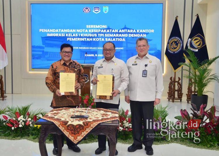 TEKEN KERJA SAMA: Wali Kota Salatiga Robby Hernawan (kiri) usai menandatangani nota kesepakatan terkait pelayanan keimigrasian di Kantor Imigrasi Kelas I Khusus TPI Semarang, Kamis, 9 Juli 2026. (Dok.Prokompim Setda Salatiga/Lingkarjateng.id)