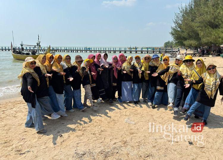 Madrasah Lansia 'Aisyiyah (MLA) Kabupaten Pati mengikutin outing class di Pantai Wates, Kabupaten Rembang, Sabtu, 18 Juli 2026. (dok for Lingkarjateng.id)