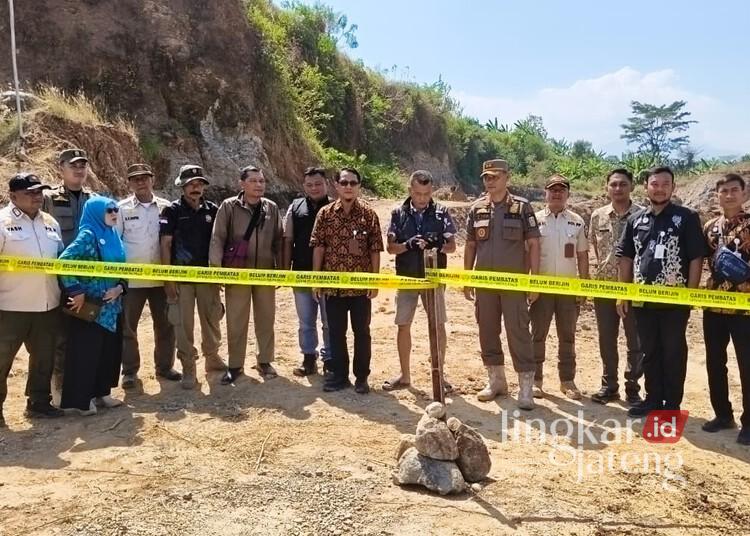 Pemilik Diduga Ingkar Kesepakatan, Tambang Galian C Ilegal di Rajekwesi Jepara Ditutup Paksa 25 Tim gabungan menyegel tambang galian C di Blok Sawah Ngaliman, Desa Rajekwesi, Kecamatan Mayong, Kamis, 2 Juli 2026. (Tomi Budianto/Lingkarjateng.id)