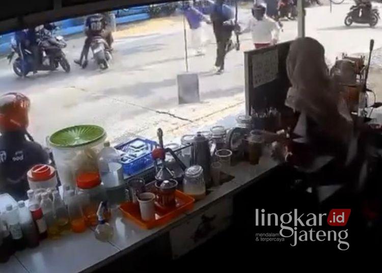 Tawuran Berdarah di Demak, Satu Pelajar Tewas 25 Tangkapan layar rekaman CCTV yang memperlihatkan aksi tawuran antar pelajar di Jalan Semarang-Purwodadi turut Desa Sidorejo, Kecamatan Karangawen, Kabupaten Demak, Jumat, 17 Juli 2026. (Lingkarjateng.id)