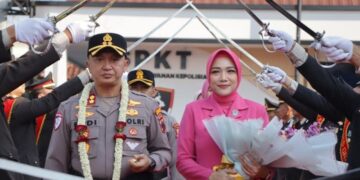 Tradisi Pedang Pora Warnai Pergantian Kapolres Grobogan 10 Tradisi pedang pora penyambutan Kapolres Grobogan yang baru, AKBP Endhie Pratama beserta istri, Maya Pratama di Mapolres Grobogtan pada Jumat, 3 Juli 2026. (dok for Lingkarjateng.id)