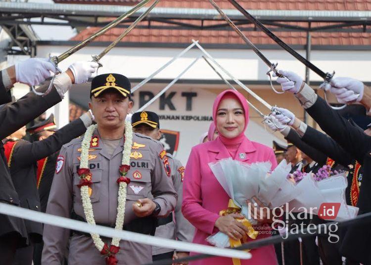 Tradisi Pedang Pora Warnai Pergantian Kapolres Grobogan 25 Tradisi pedang pora penyambutan Kapolres Grobogan yang baru, AKBP Endhie Pratama beserta istri, Maya Pratama di Mapolres Grobogtan pada Jumat, 3 Juli 2026. (dok for Lingkarjateng.id)
