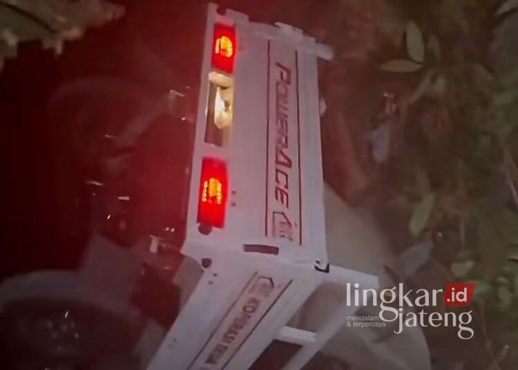 Kondisi Viar milik salah satu Kopdes Merah Putih kecelakaan terjungkal ke area permakaman di Desa Pilangwetan, Kecamatan Kebonagung, Kabupaten Demak, Selasa malam, 30 Juni 2026. (M. Burhanuddin Aslam/Lingkarjateng.id)