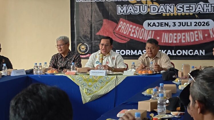 Duduk Bersama Eks Bupati - Ketua DPRD Lama, Plt Bupati Sukirman : Berbagi Pemikiran Demi Kemajuan Pekalongan 25 Dialog publik bertajuk “Menakar Kepala Daerah Berkarakter dan Berkualitas Menyongsong Kajen Bermartabat, Maju dan Sejahtera” di Kecamatan Karanganyar, Jumat (3/7/2026) sore. Foto: Fahri Akbar/Lingkar