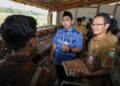 Wakil Gubernur Jawa Tengah, Taj Yasin Maimoen, meninjau peternakan ayam petelur di Desa Ayamputih, Kecamatan Buluspesantren, Kabupaten Kebumen, Selasa, 14 Juli 2026. (Lingkarjateng Group Network/Lingkarjateng.id)