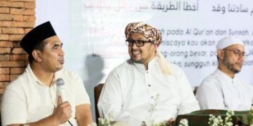 Wakil Gubernur Jawa Tengah Taj Yasin Maimoen (kiri) menghadiri Haul Akbar Kyai Ageng Kafiluddin K Munawar Kholil ke-20 dan Masyayikh di Pondok Pesantren Al Marom Menduran, Purwodadi, Kabupaten Grobogan pada Minggu, 12 Juli 2026. (dok for Lingkarjateng.id)